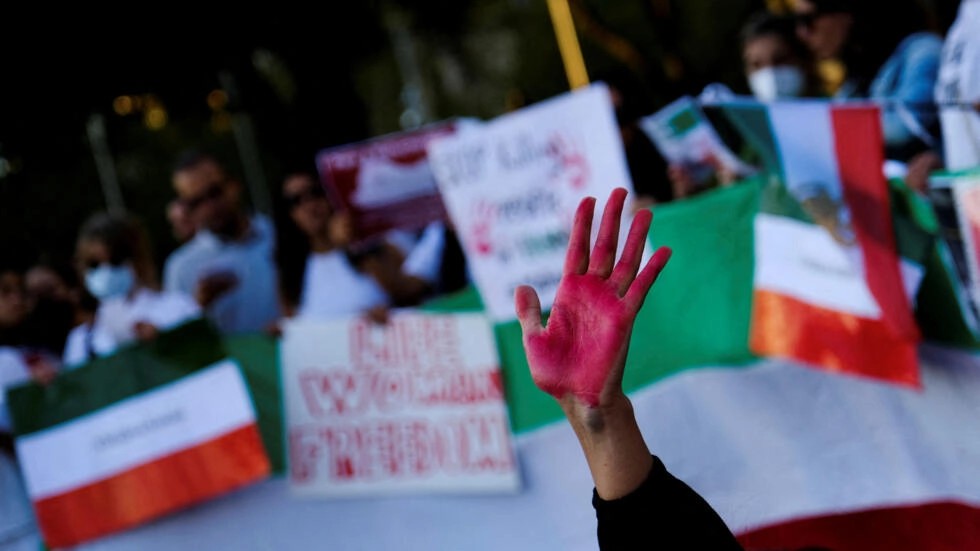 ‘Ou morremos, ou vencemos’, dizem mulheres iranianas após seis meses de protestos e repressão