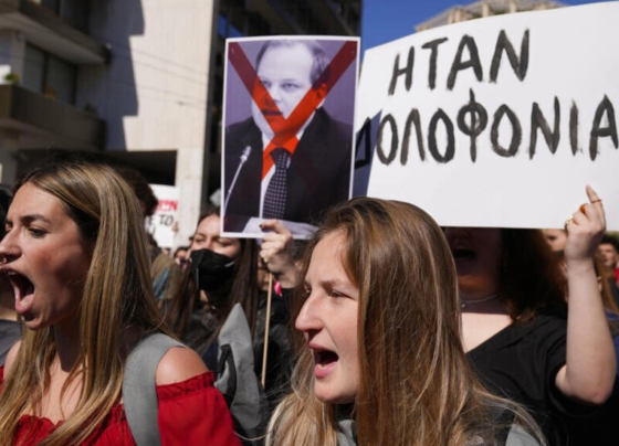 onda-de-indignacao-cresce-na-grecia-e-milhares-pedem-renuncia-do-governo-apos-desastre-de-trem