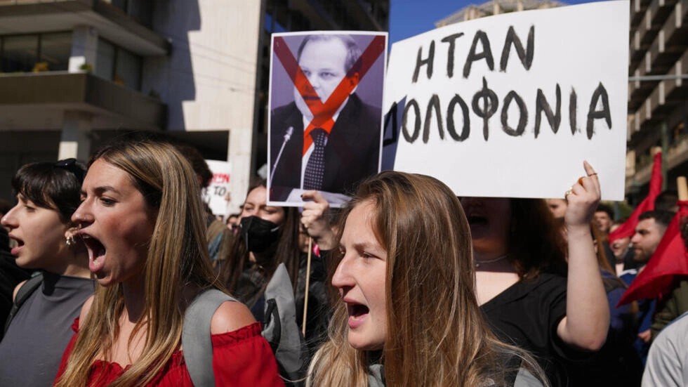 Onda de indignação cresce na Grécia e milhares pedem renúncia do governo após desastre de trem