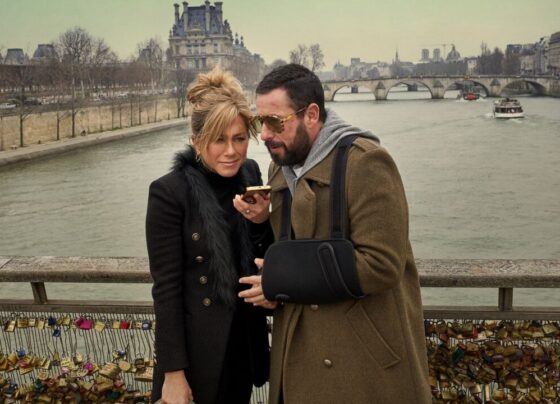 misterio-em-paris,-nova-comedia-da-netflix-com-adam-sandler-e-jennifer-aniston,-ganha-clipe-com-cenas-ineditas;-assista!