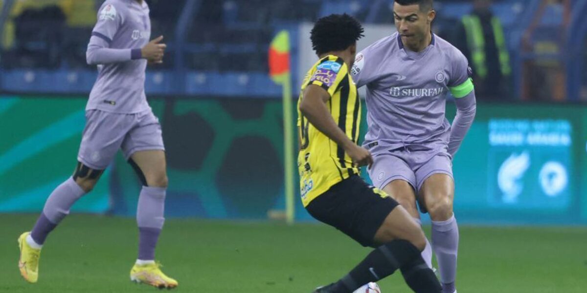 cristiano-ronaldo-tenta-dar-o-troco-em-romarinho-na-arabia
