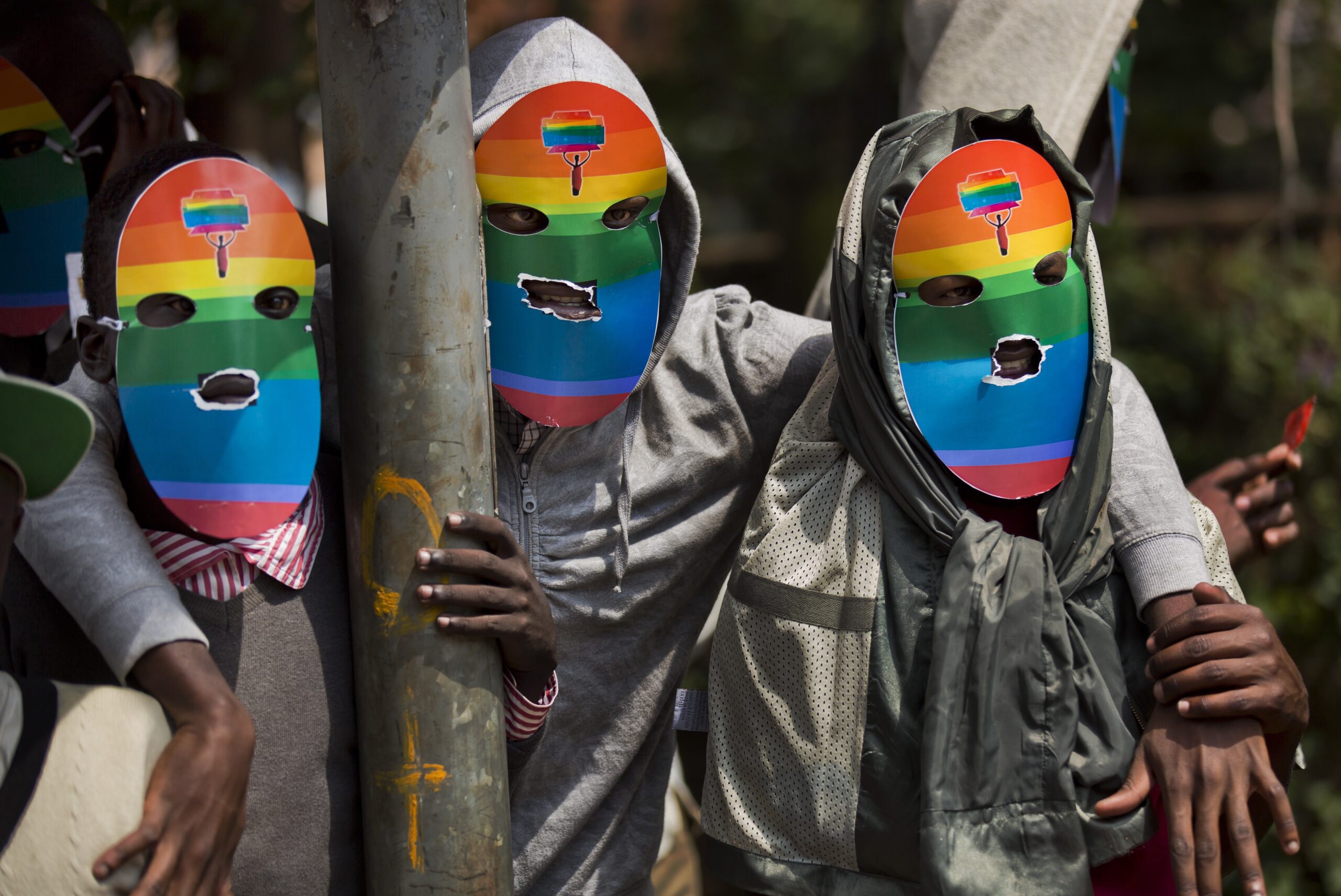 Parlamento da Uganda vota projeto de lei que torna crime pessoas se identificarem como LGBTQ