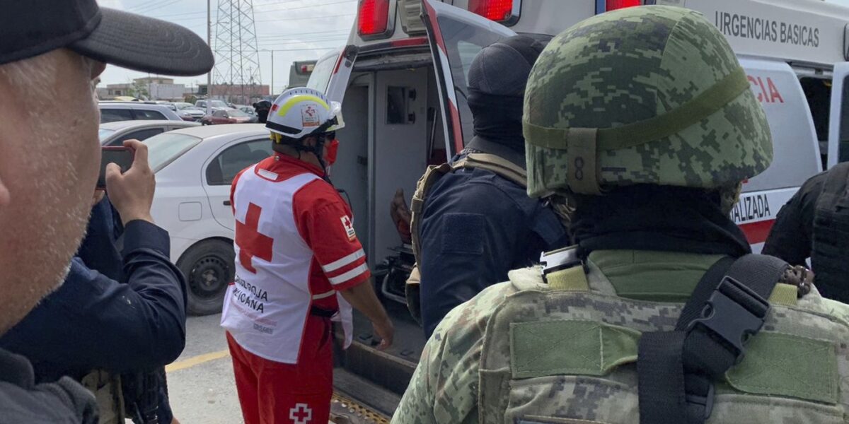 cartel-mexicano-deixa-carta-de-desculpas-e-5-membros-algemados-para-a-policia:-‘decidimos-entregar-os-envolvidos’