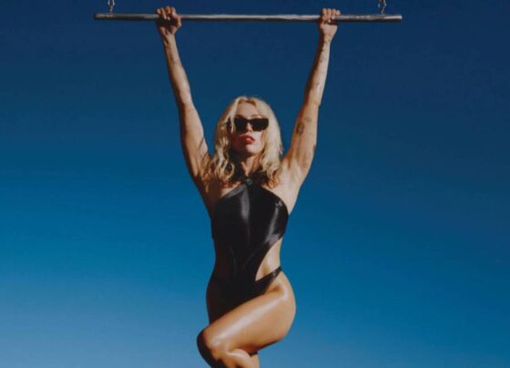 critica-|-miley-cyrus-nos-convida-para-uma-intima-jornada-com-o-album-‘endless-summer-vacation’