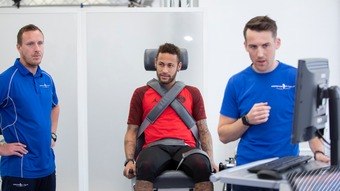 Neymar opera o tornozelo direito nesta sexta-feira (10), em hospital no Catar