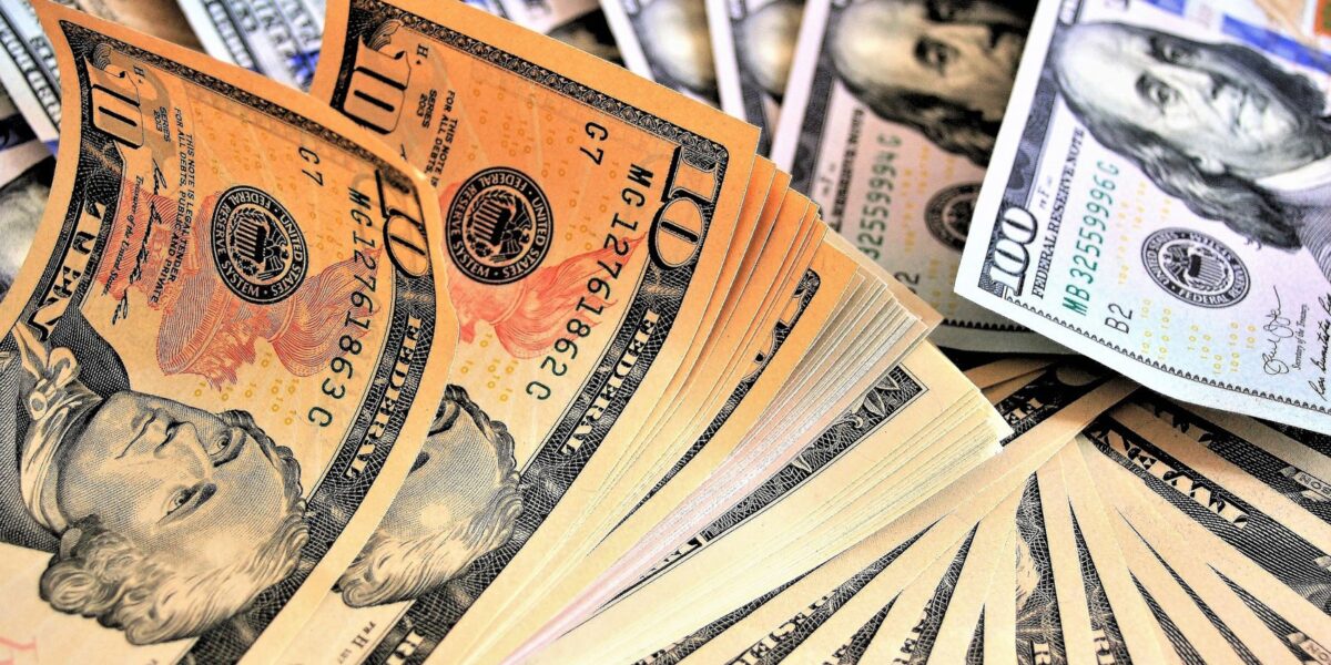 dolar-opera-em-alta-nesta-sexta-feira,-mas-caminha-para-queda-na-semana