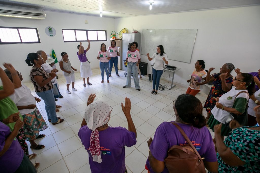 Idosas do Conviver participam de atividade alusiva ao Dia da Mulher