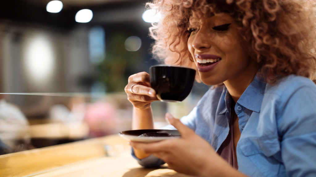 Beber café de estômago vazio faz mal?