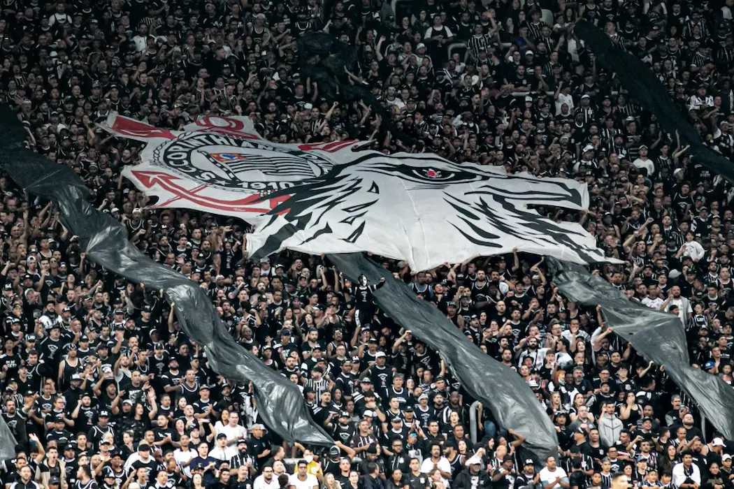Por que as cores do Corinthians são branco e preto?