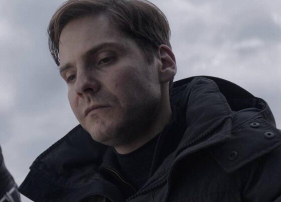 daniel-bruhl-interpretara-famoso-icone-da-moda-em-serie-do-disney+
