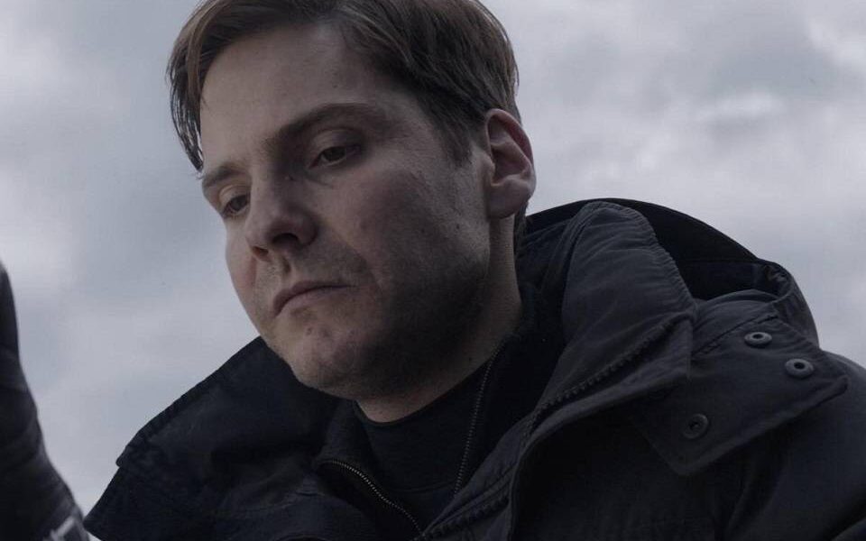 daniel-bruhl-interpretara-famoso-icone-da-moda-em-serie-do-disney+