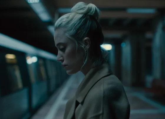 ‘watcher’:-suspense-com-maika-monroe-ganha-data-de-estreia-nos-streamings;-confira-o-novo-trailer!