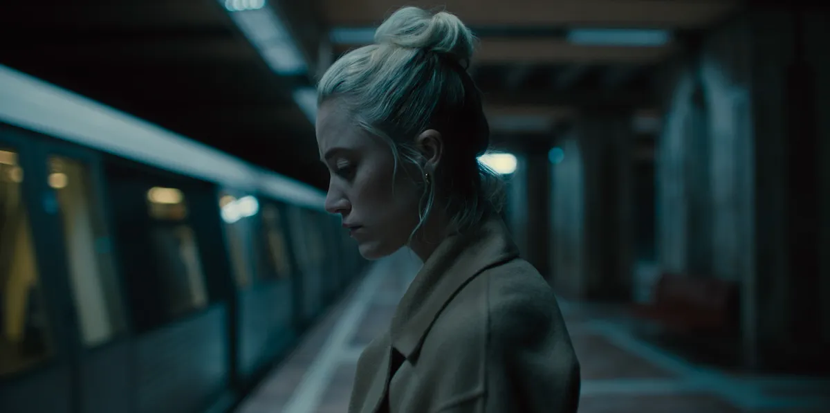 ‘Watcher’: Suspense com Maika Monroe ganha data de estreia nos streamings; Confira o novo trailer!