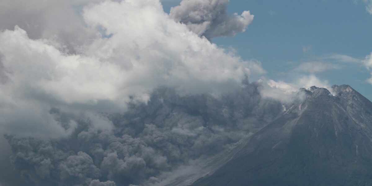 vulcao-entra-em-erupcao-na-indonesia-e-cobre-vilarejos-de-cinzas