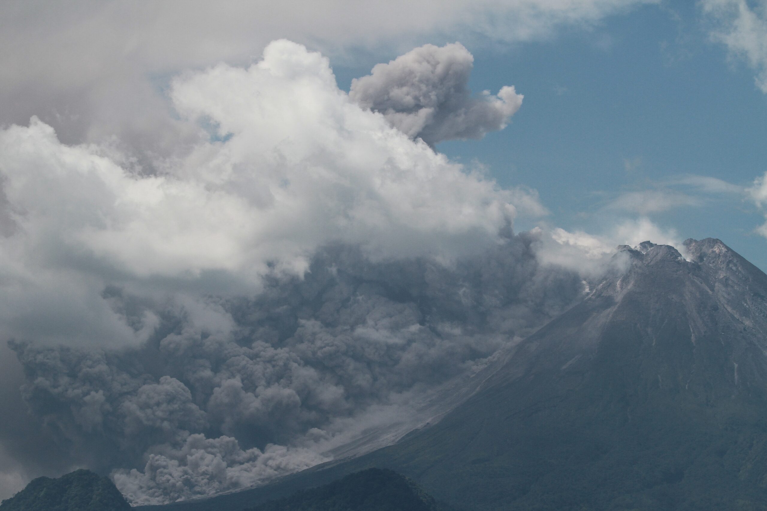 Vulcão entra em erupção na Indonésia e cobre vilarejos de cinzas