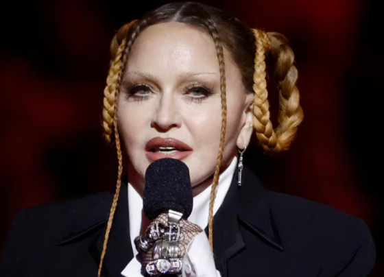 celebridades:-madonna-aparece-com-rosto-inchado-em-premiacao