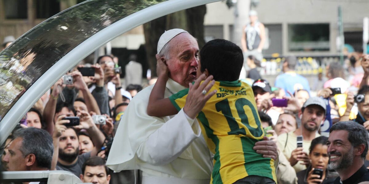 em-entrevista,-papa-sorri-ao-falar-de-brasil-e-canta-‘voce-pensa-que-cachaca-e-agua’
