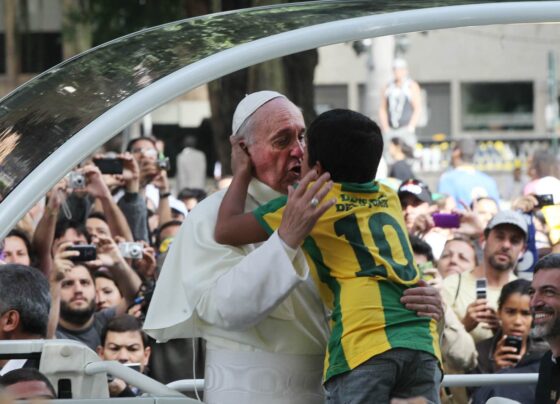 em-entrevista,-papa-sorri-ao-falar-de-brasil-e-canta-‘voce-pensa-que-cachaca-e-agua’