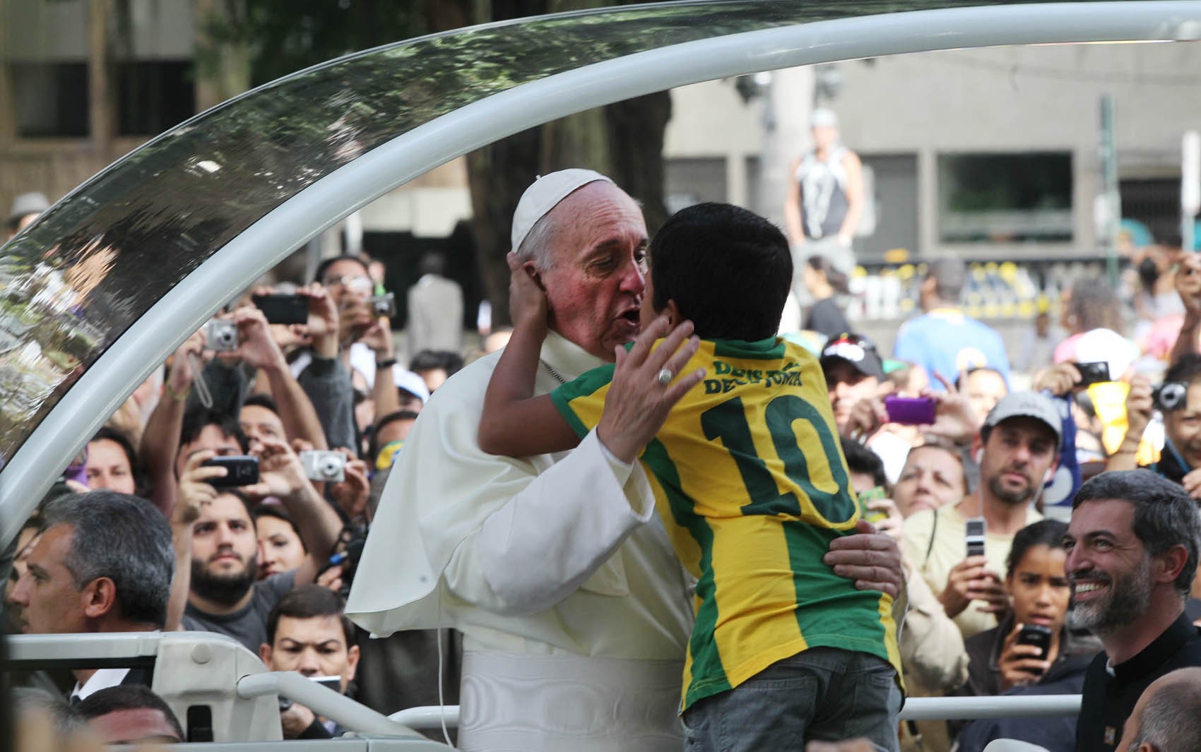 Em entrevista, Papa sorri ao falar de Brasil e canta ‘Você pensa que cachaça é água’