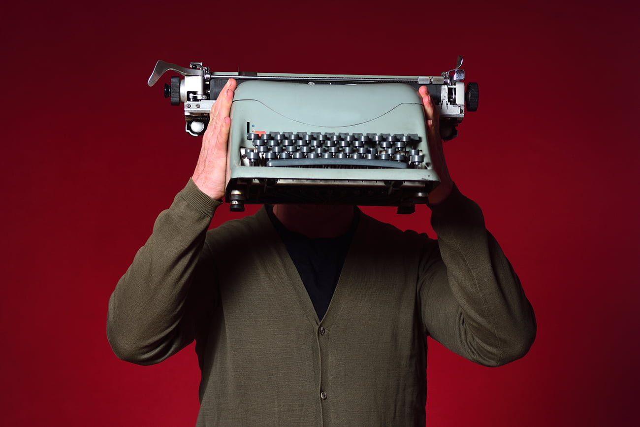 Eu podia estar roubando, mas, estou apenas escrevendo poesia