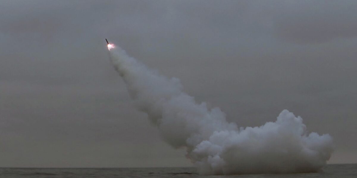 coreia-do-norte-afirma-ter-lancado-dois-misseis-de-cruzeiro-de-um-submarino,-segundo-agencia