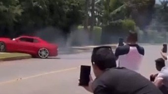 Motorista bate em cerca viva após fazer manobras perigosas em carro importado no DF; veja o vídeo