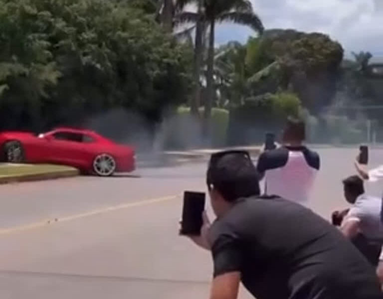 motorista-bate-em-cerca-viva-apos-fazer-manobras-perigosas-em-um-carro-importado-no-df