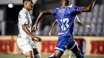 Honrado por proposta do Flamengo, Ângelo explica permanência no Santos