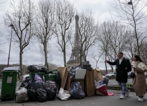 lixo-se-acumula-nas-ruas-de-paris-em-meio-a-greves-contra-reforma-da-previdencia
