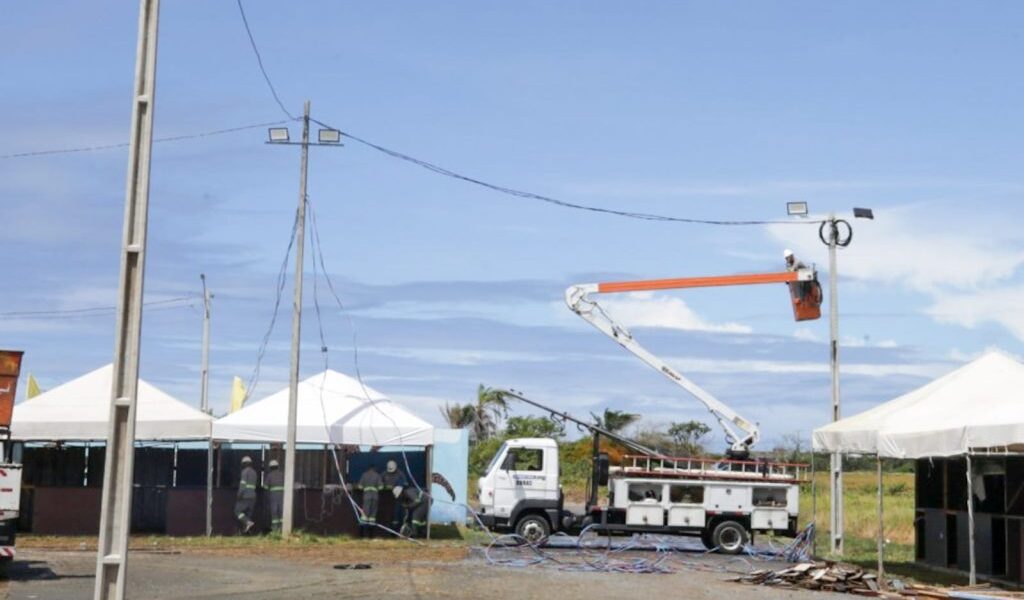 montagem-da-estrutura-do-festival-de-arembepe-2023-esta-em-fase-de-conclusao