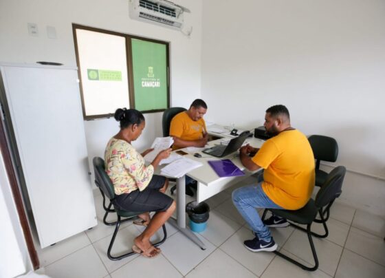 barraqueiros-sao-cadastrados-para-trabalhar-na-arena-durante-o-festival-de-arembepe