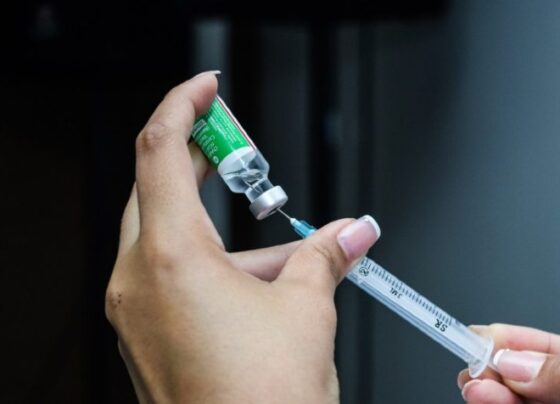 vacina-bivalente:-imunocomprometidos-e-idosos-com-mais-de-73-anos-serao-vacinados-nesta-terca-e-quarta