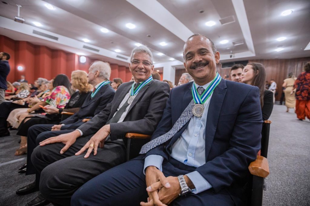 Prefeito Elinaldo é homenageado no TJ-BA com medalha inédita