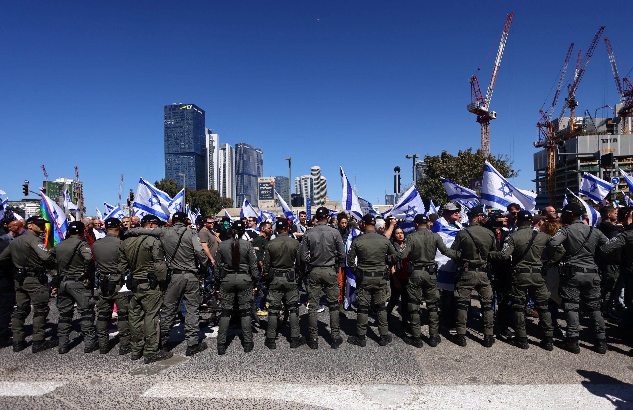 Polêmica reforma judicial de Netanyahu supera primeira etapa no Parlamento de Israel