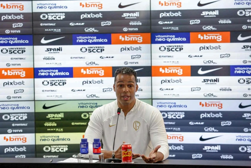 Jornalista diz que Lázaro só esquenta banco e crava novo técnico do Corinthians