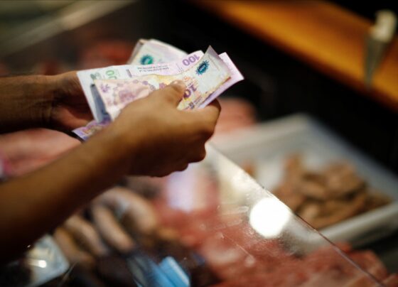 inflacao-na-argentina-chega-a-102,5%-e-e-a-maior-em-mais-de-30-anos