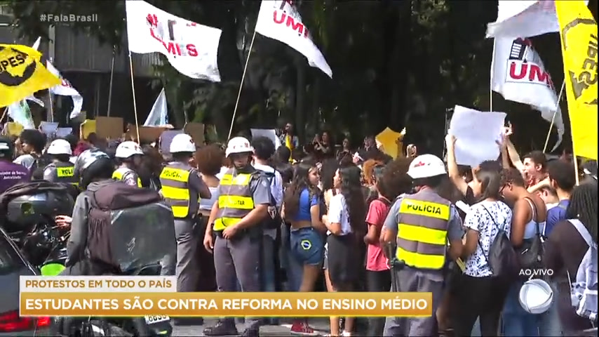 SP: Estudantes fazem manifestação contra novo ensino médio na Avenida Paulista