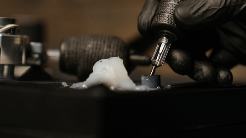 Kat Von D cobre tatuagens das costas com tinta preta e choca a internet