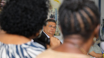 Dino vai a favela do Rio sem escolta, e deputados querem interrogá-lo sobre visita