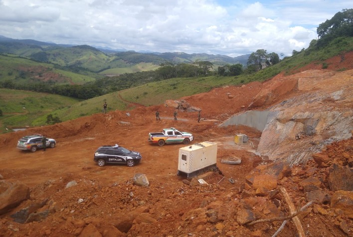 Polícia flagra extração ilegal de granito em Pedra do Anta e Jequeri