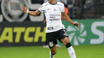 Reforços não emplacam e perdem espaço com Fernando Lázaro no Corinthians