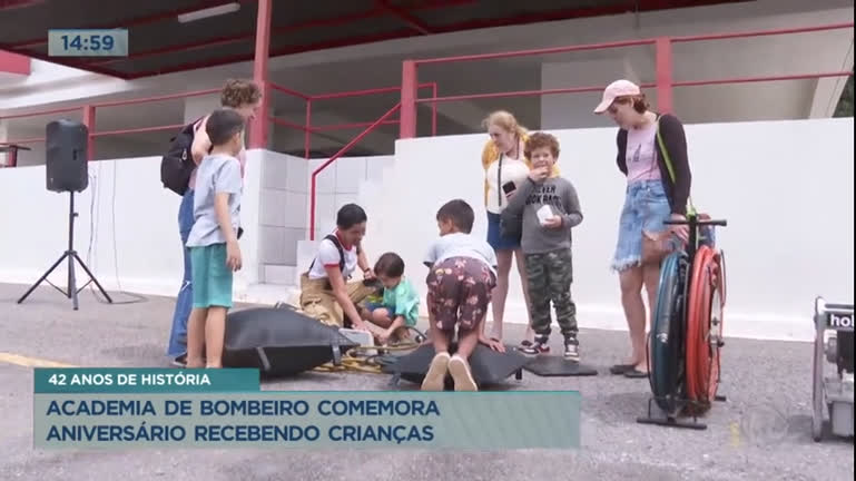 Academia de Bombeiro comemora aniversário recebendo crianças