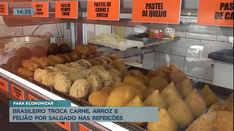 Brasileiros tem trocado o almoço por salgados para economizar