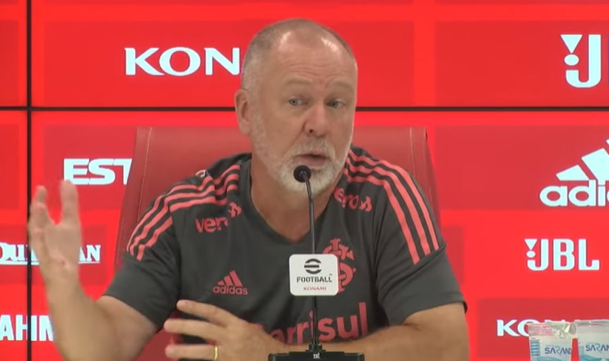 Mano Menezes rasga elogios após partida de atacante