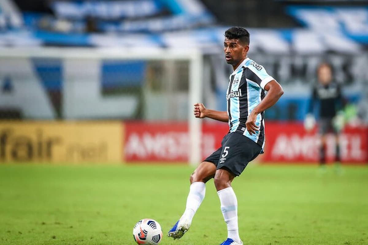 Torcida do Grêmio fica desolada com Thiago Santos de titular na decisão contra o Ypiranga