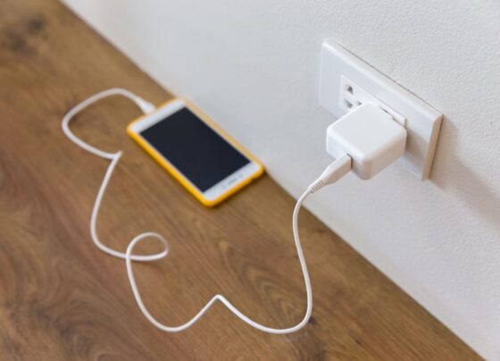 deixar-o-carregador-na-tomada-aumenta-o-consumo-de-energia?