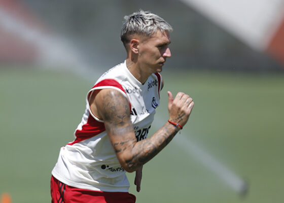 varela-participa-de-treino-desta-quinta-e-‘soluciona’-problema-de-vitor-pereira-no-flamengo
