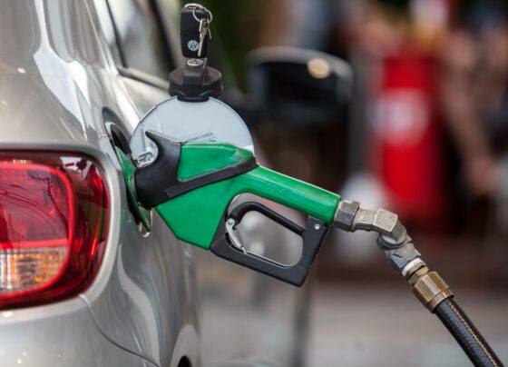 mesmo-com-reoneracao,-preco-medio-do-litro-da-gasolina-cai-para-r$-5,51-nos-postos,-mostra-anp
