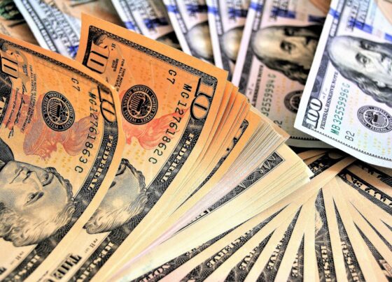 dolar-avanca-e-fecha-em-r$-5,28,-apos-decisoes-de-juros-nos-eua-e-no-brasil