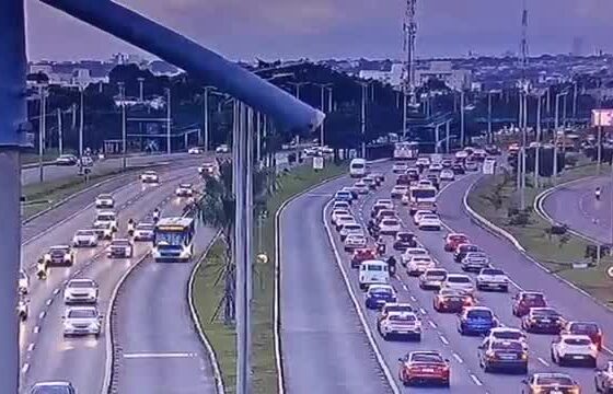 veja-o-momento-em-que-carro-colide-na-traseira-de-onibus-no-df